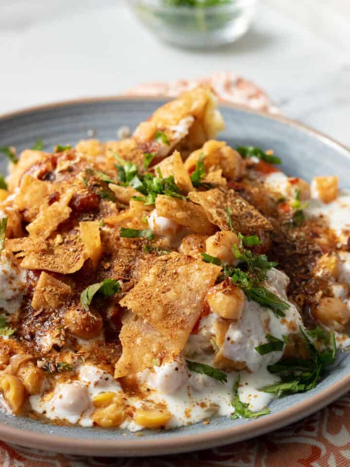 samosa chaat topped with masala papri